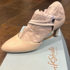 Life Stride Grace Pump